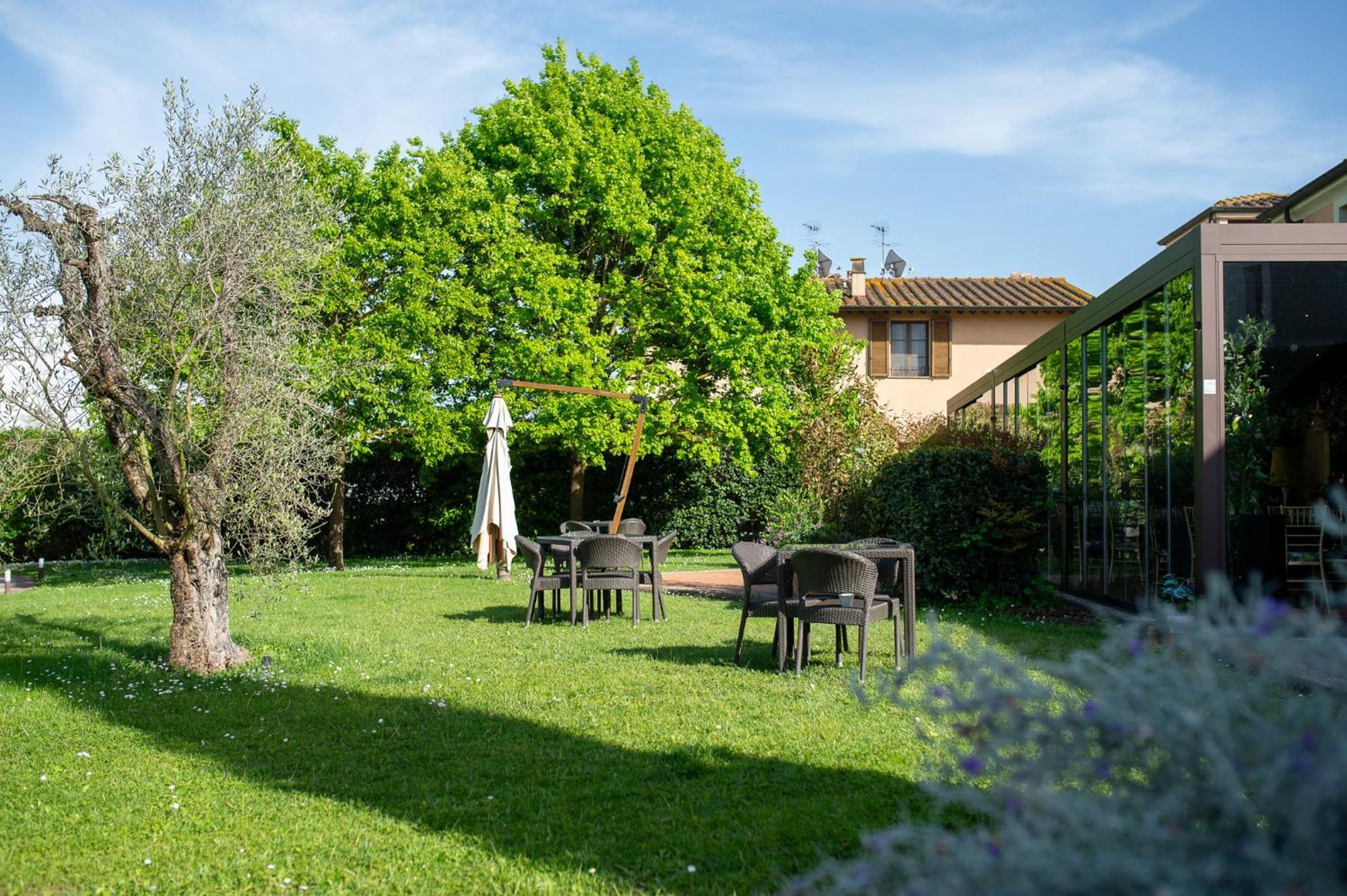 Le Colombaie Country Resort Ponsacco Bagian luar foto